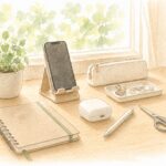 ノートとスマホ、文房具が置かれた明るい机のイラスト